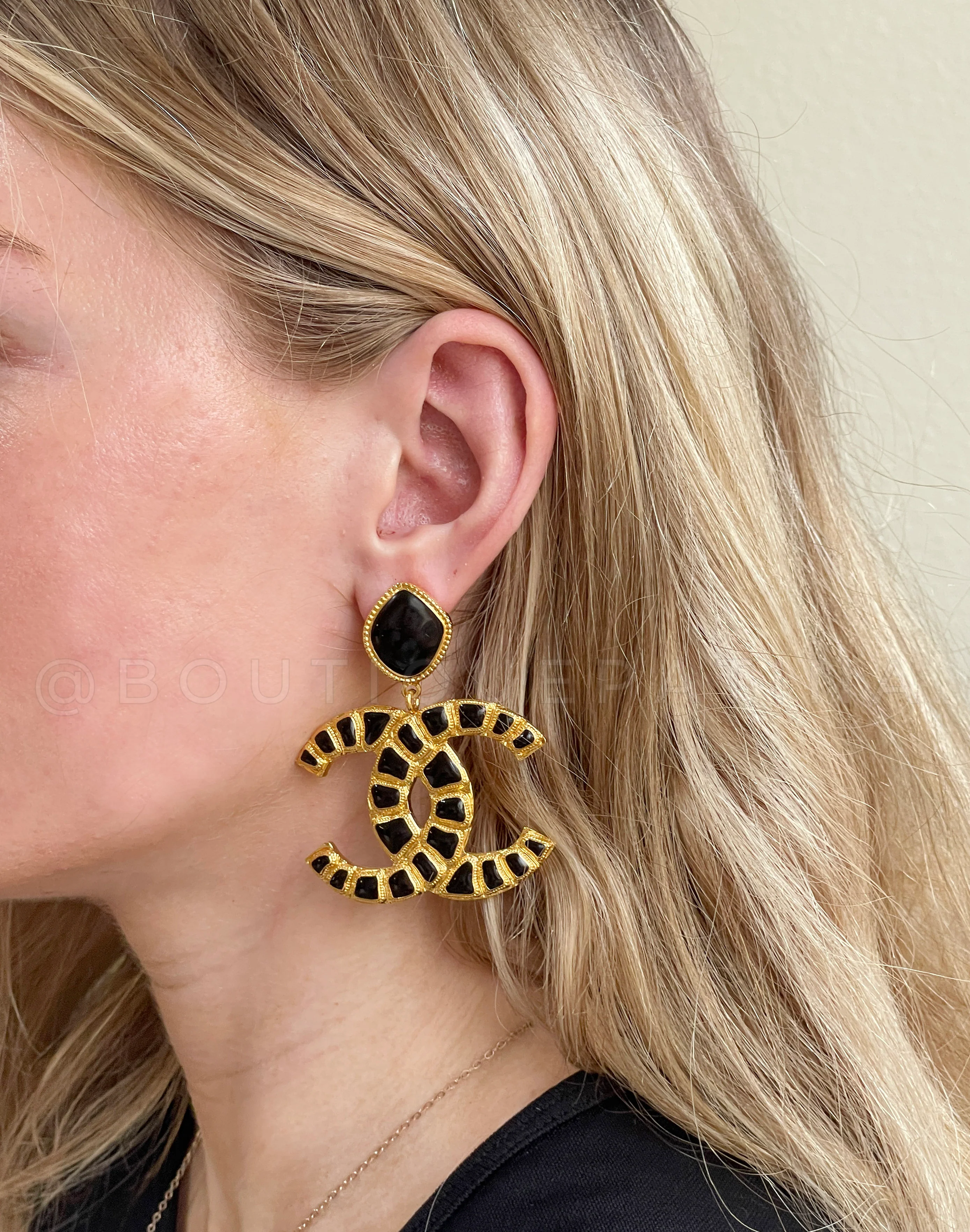 CHANEL 2019 Métiers d'Art Egyptian Nile CC Drop Earrings Black Enamel Gold - Image 4