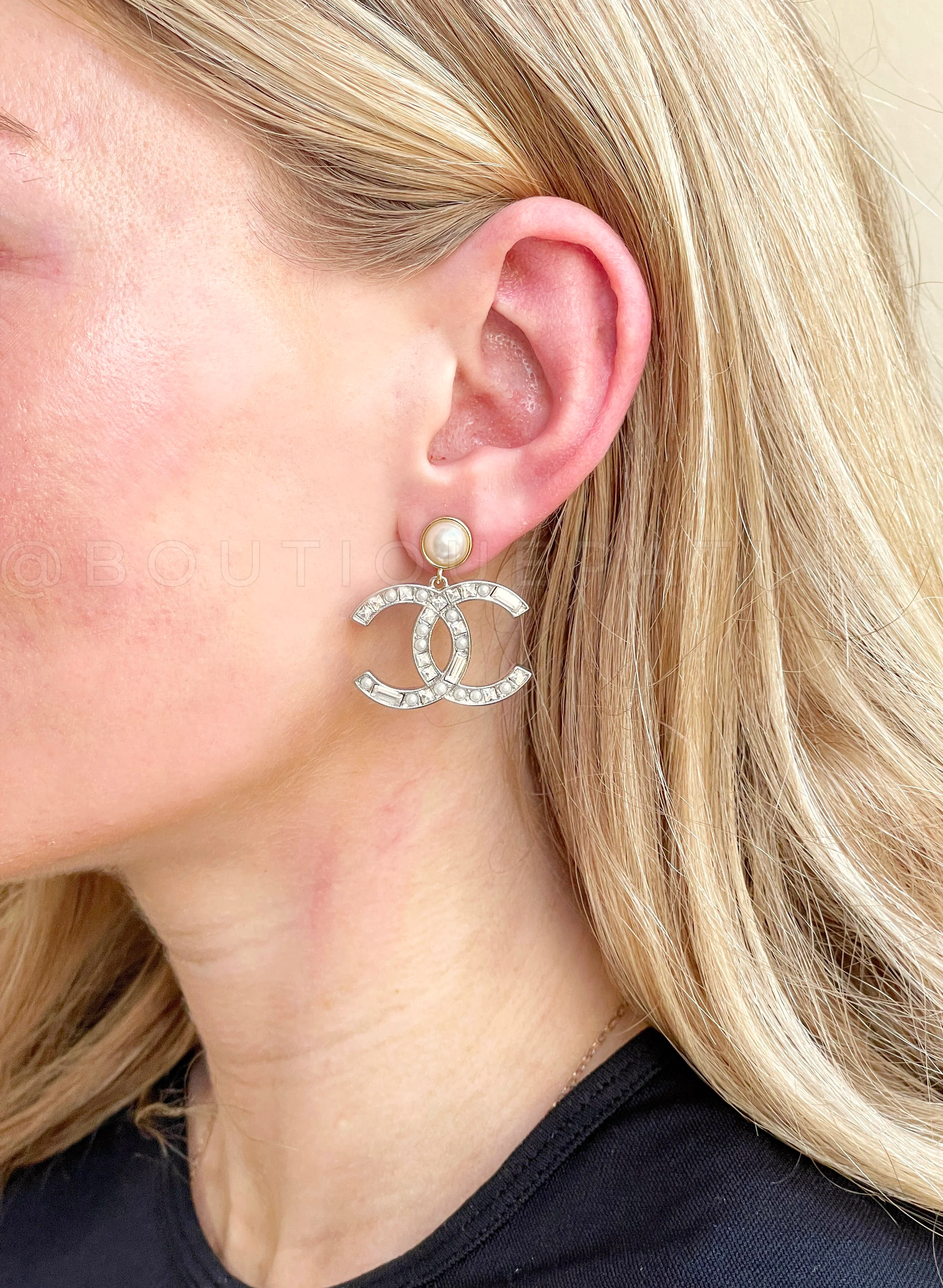 Chanel 20B Large CC and Pearl Drop Earrings Silver and Gold - Image 4