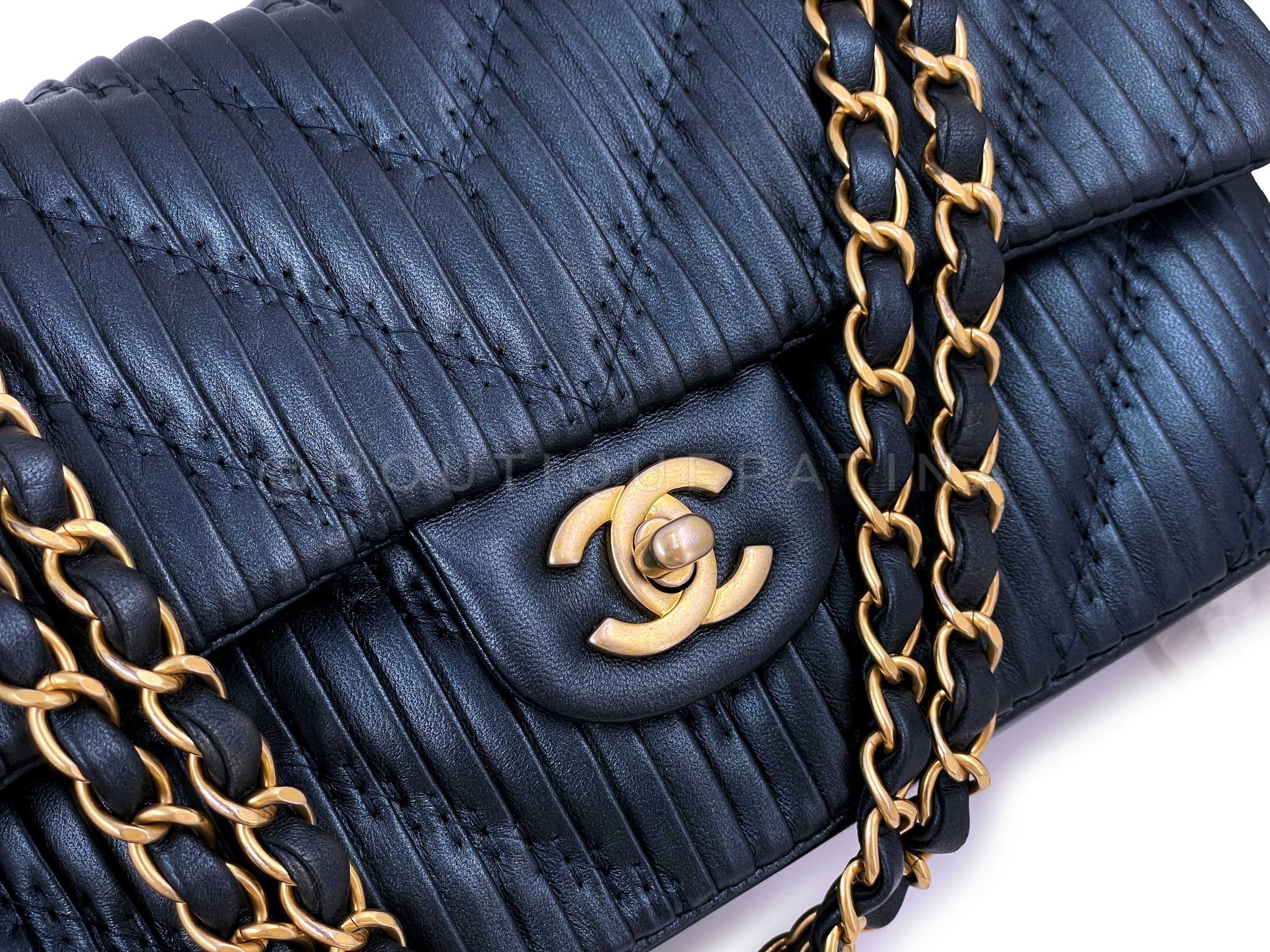 Chanel 2018 Pearly Navy Blue Pleated Chevron Medium Classic Double Flap Bag GHW - Image 8