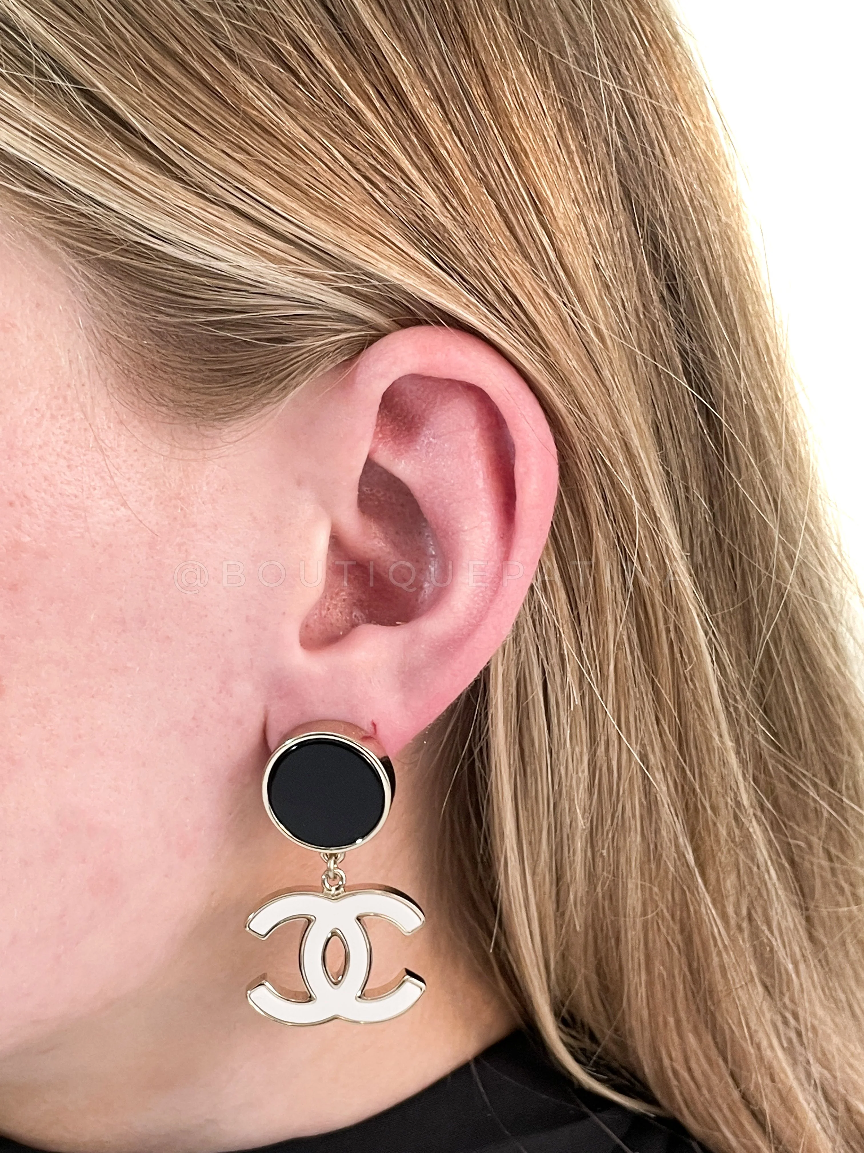 NIB Chanel 23C CC Logo Enamel Drop Earrings Black White - Image 4
