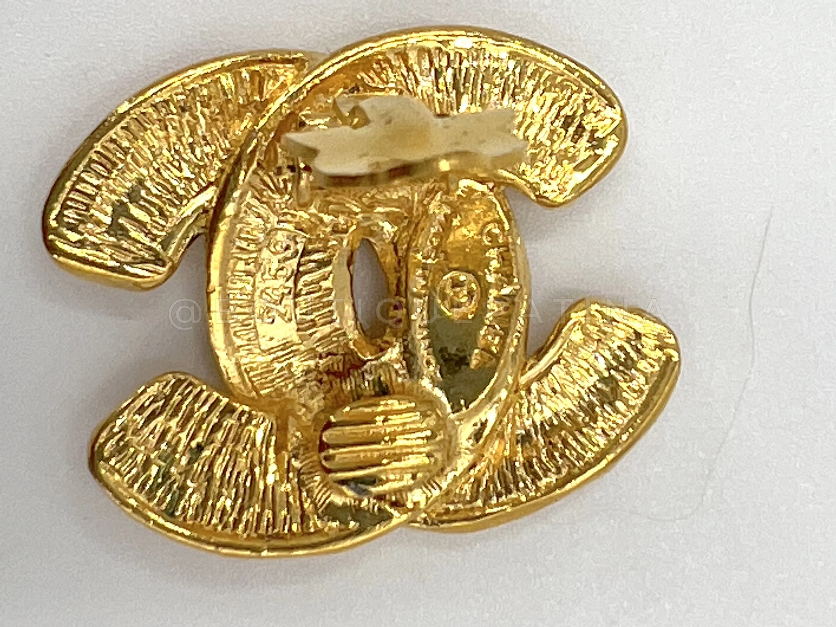 Chanel 1980s Vintage Quilted Logo Earrings - Image 3