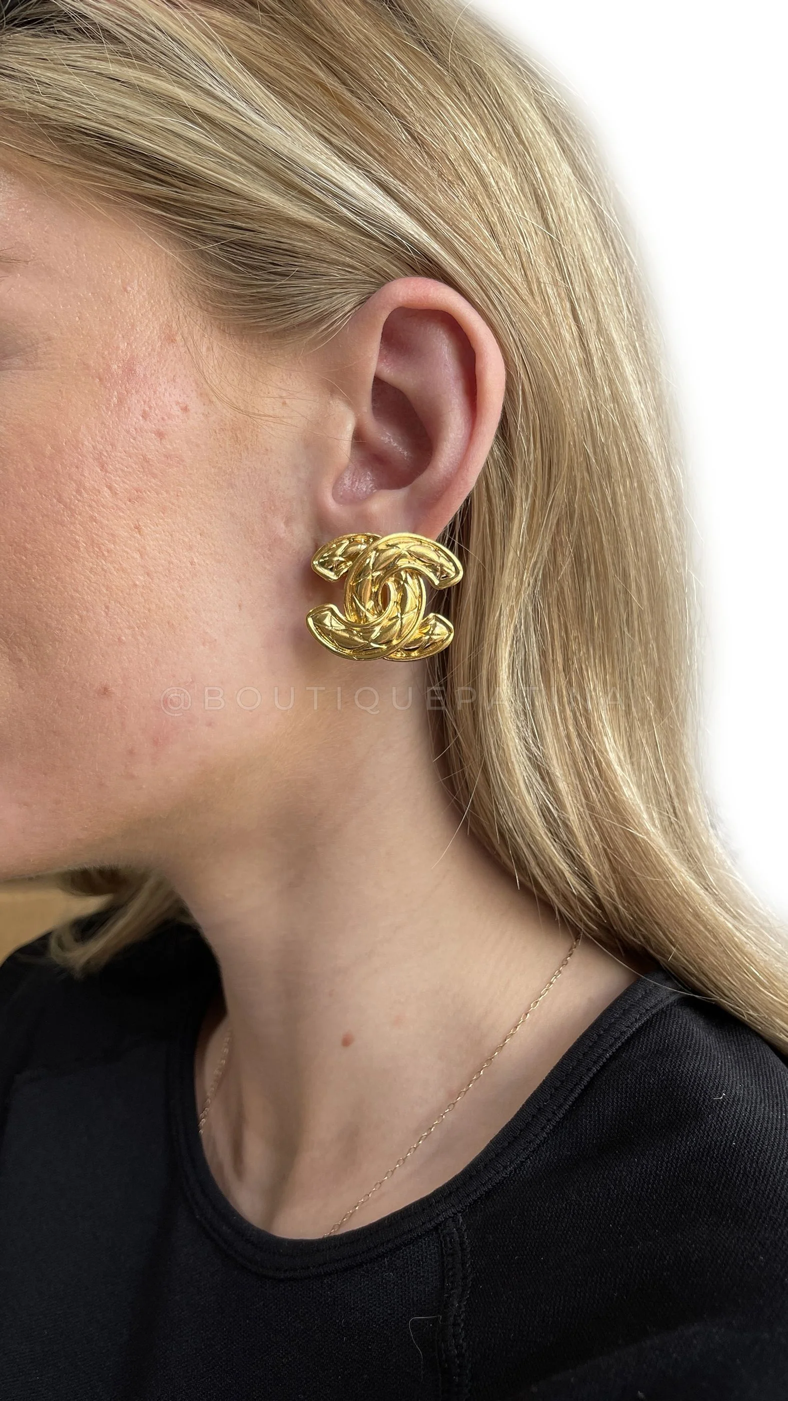 Chanel 1980s Vintage Quilted Logo Earrings - Image 4