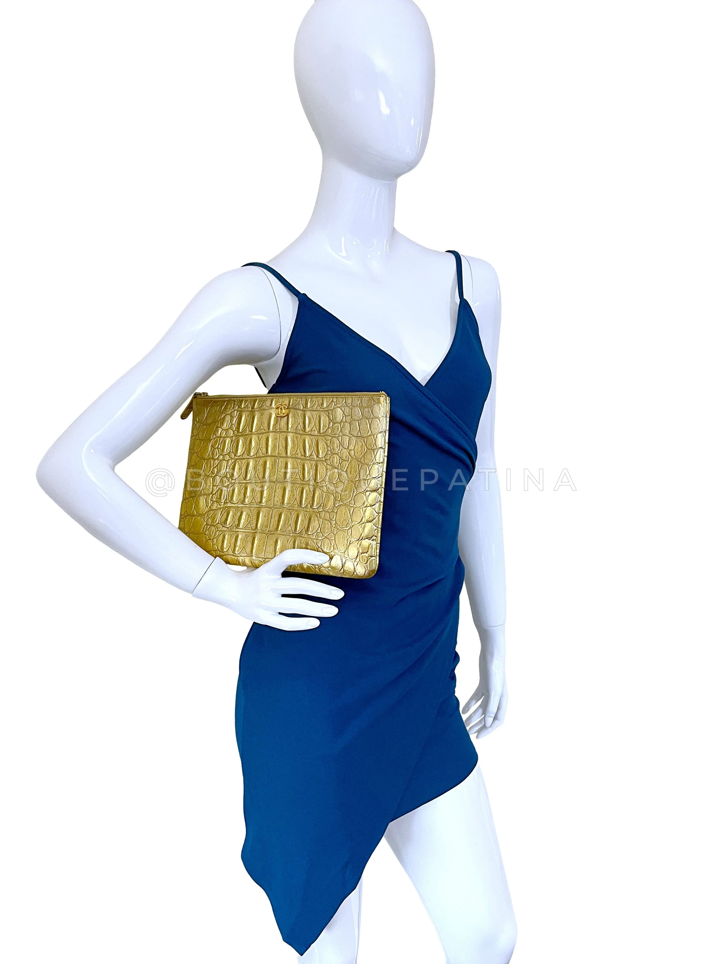 Chanel 19A Egypt Paris-New York Crocodile Print Gold Clutch O Case Bag Medium OED - Image 8