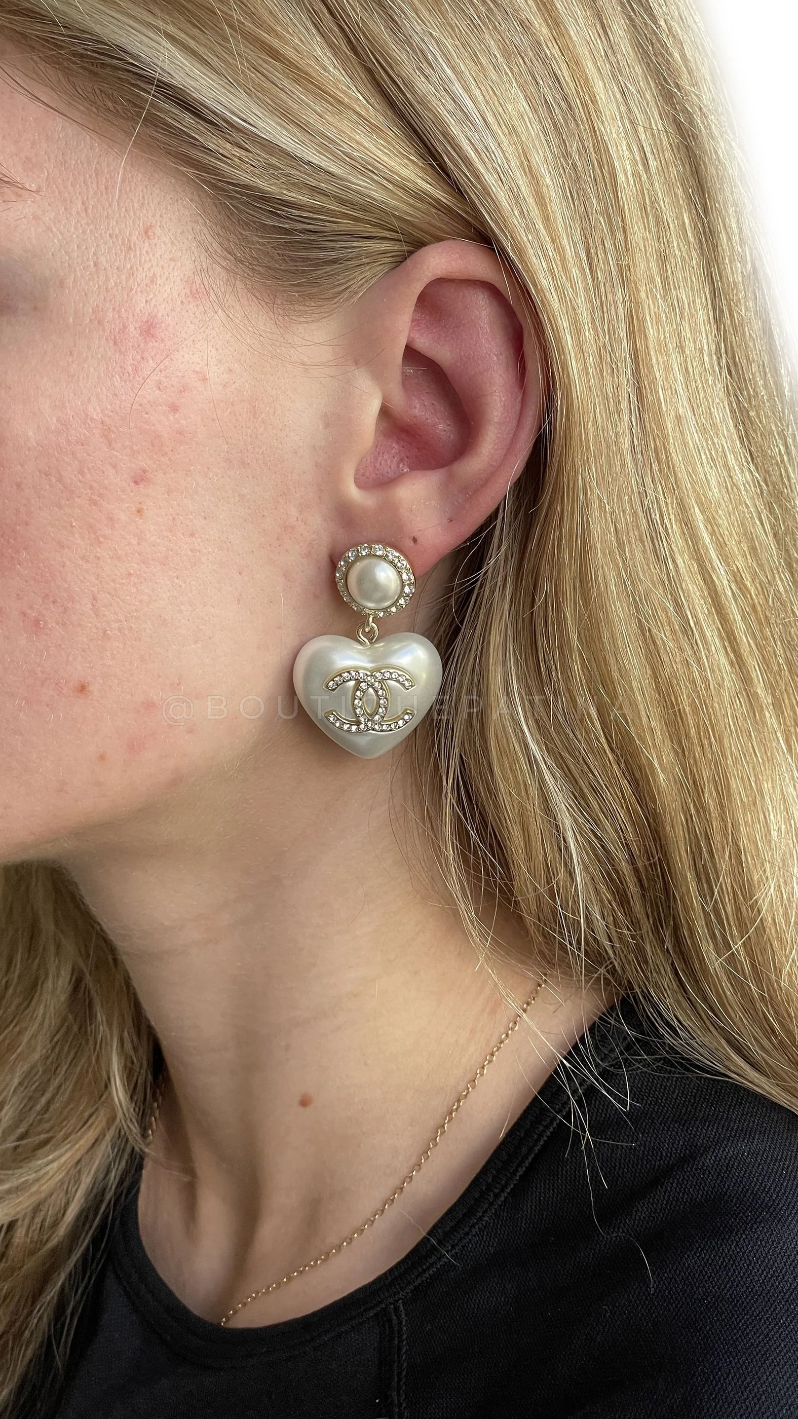 Chanel 21A Coco Neige Pearl Heart Crystal CC Dangle Drop Earrings - Image 4