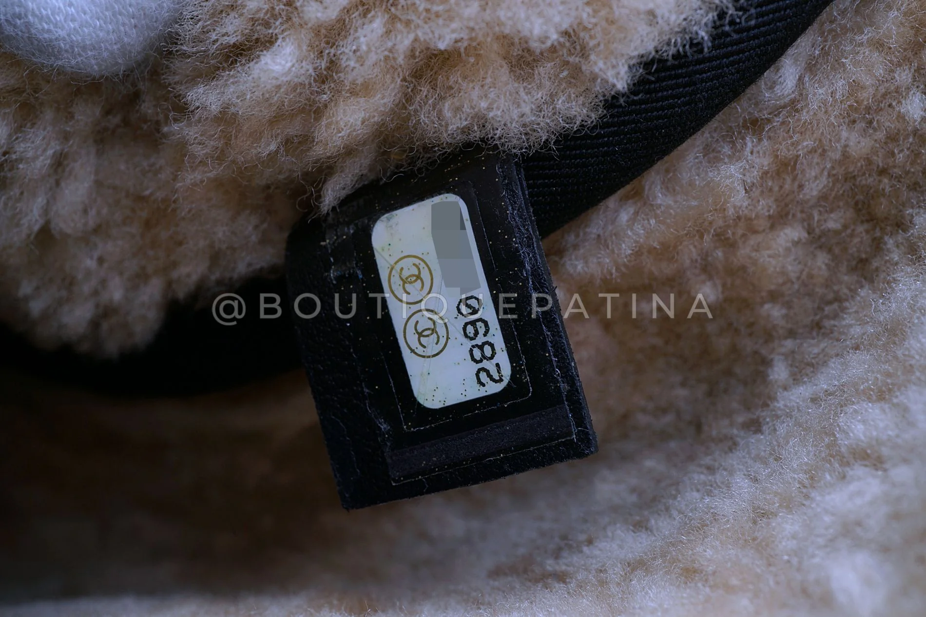 Rare Chanel 2019 Shearling Mania Crumpled Calfskin Clutch Bag Large O Case JMQ - Image 6