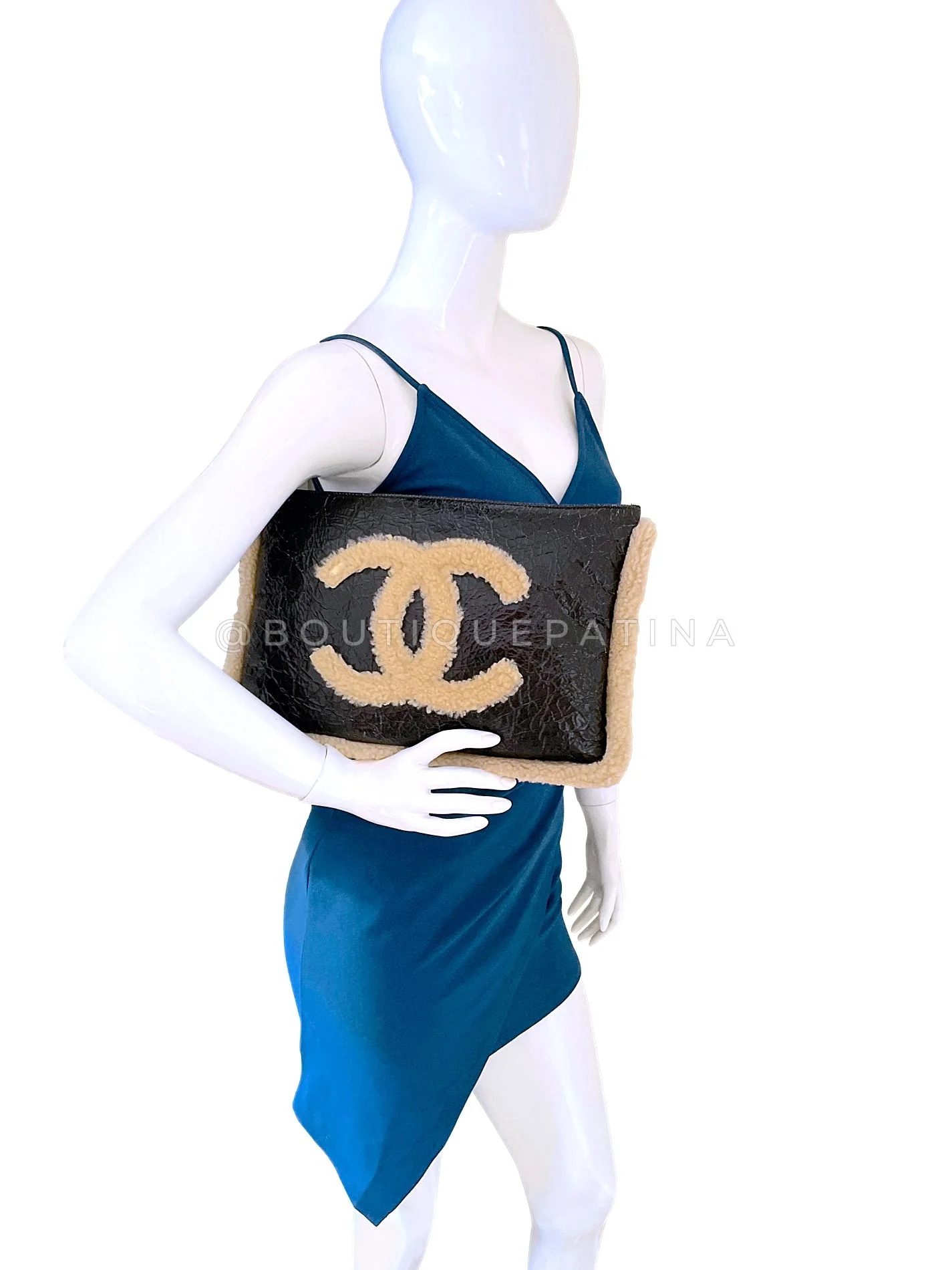 Rare Chanel 2019 Shearling Mania Crumpled Calfskin Clutch Bag Large O Case JMQ - Image 8